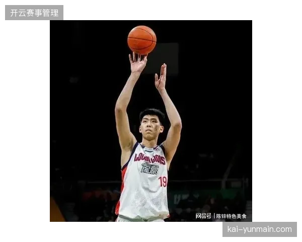 年轻中锋徐昕以惊人的速度成长，其护框能力已成为广州队防守端的重要资产